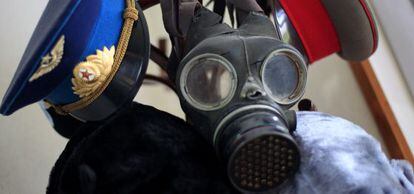 Sombreros y una máscara de gas.