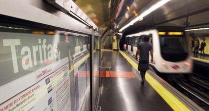 Panel de tarifas de 2011 en una estación de metro.