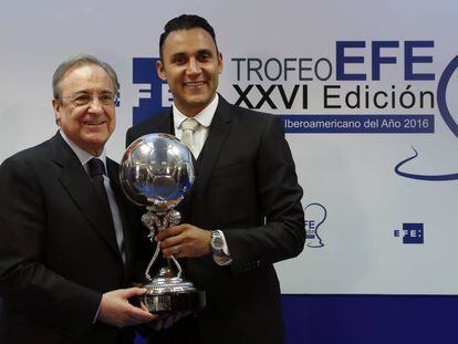 Florentino P&eacute;rez y Keylor Navas, en la entrega del premio al jugador iberomericano del a&ntilde;o en Madrid.