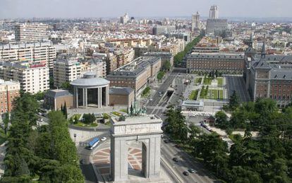 El Arco de la Victoria, en primer plano, y el Ministerio del Aire, a la derecha, en Madrid.