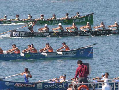 Regatas de traineras en la bah&iacute;a de la Concha.