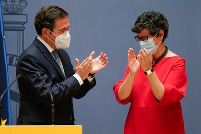 The new Minister of Foreign Affairs, European Union and Cooperation, José Manuel Albares, applauds his predecessor, Arancha González Laya.