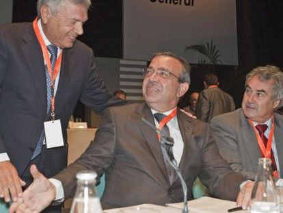 El expresidente de Caja de Ahorros del Mediterr&aacute;neo (CAM), Modesto Crespo, saluda al director general, Roberto L&oacute;pez-Abad, durante la celebraci&oacute;n de la asamblea general de 2010.
