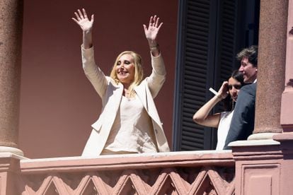 Karina Milei, hermana y asesora del nuevo presidente, saluda desde el balcón de la Casa Rosada.
