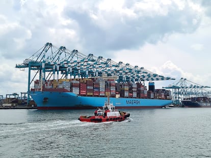 Barcos portacontenedores en el puerto de Tanjung Pelepas (Malasia), este jueves.