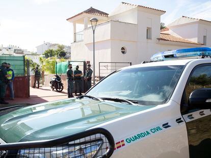 Agentes policiales en la operación contra el cultivo de marihuana en la urbanización Añoreta, en Rincón de la Victoria (Málaga).