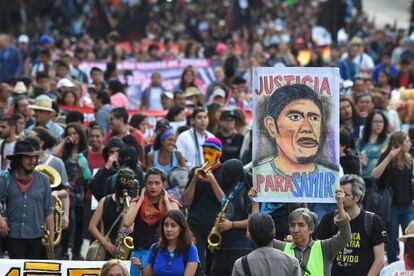 Una manifestante lleva un letrero que recuerda a Samir Flores, activista medioambiental asesinado en Morelos, el 20 de febrero de 2019.