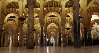Interior de la Mezquita-Catedral de Córdoba.