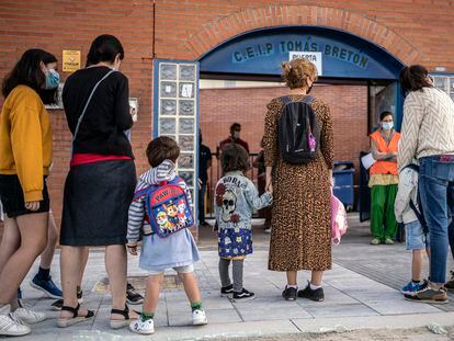 Un grupo de madres deja a sus hijos en un colegio de la capital, el pasado 8 de septiembre.