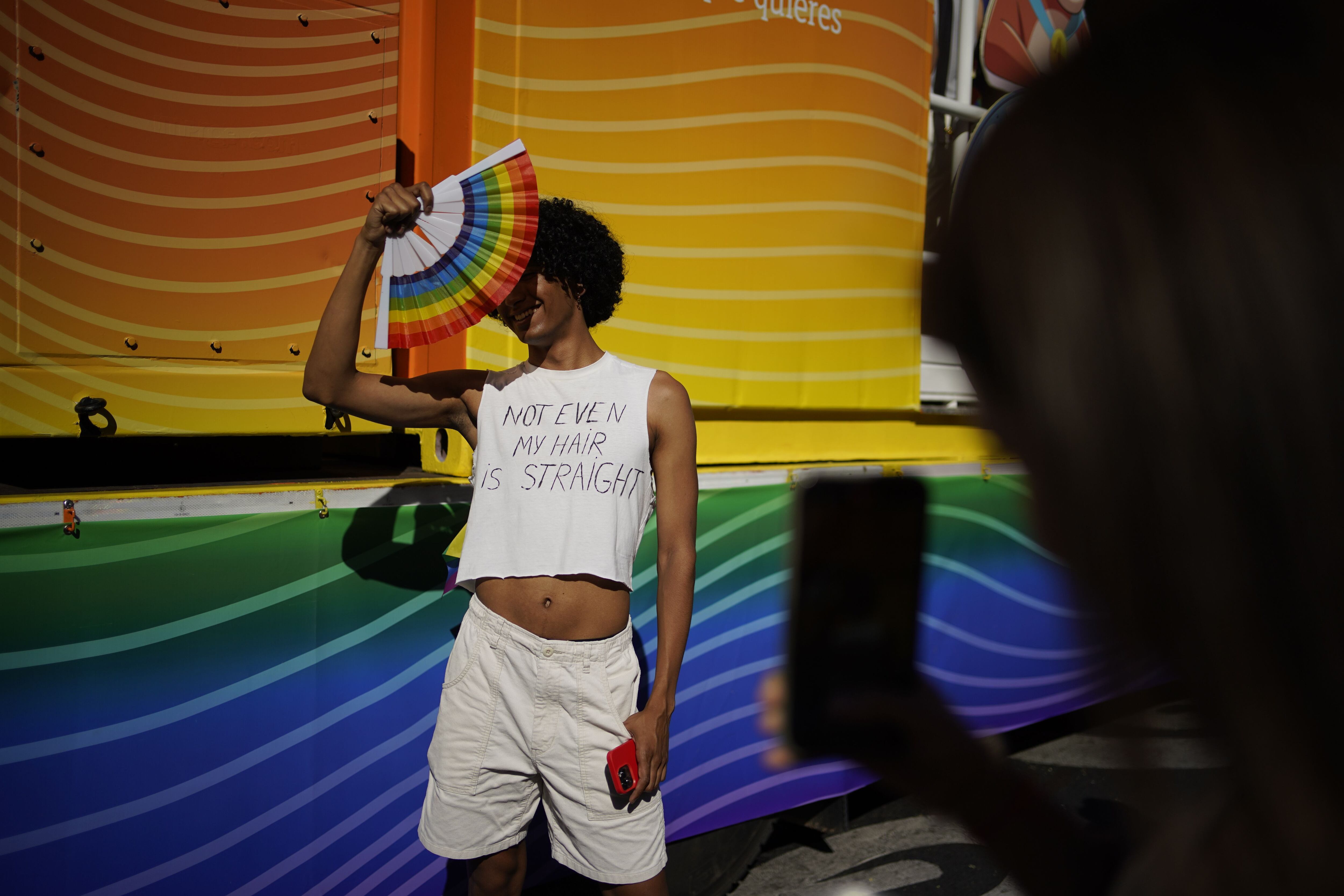 Un joven se fotografía con una camiseta con el mensaje 