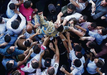 El diestro Miguel &Aacute;ngel Perera sale a hombros por la puerta grande de la Monumental de Las Ventas, tras el vig&eacute;simo quinto festejo de la Feria de San Isidro de Madrid.  