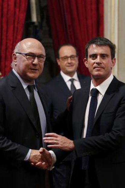 El primero ministro franc&eacute;s, Manuel Valls, con el ministro de Finanzas, Michel Sapin, en el El&iacute;seo el 19 de octubre.  