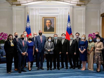 La presidenta de Taiwán, Tsai Ing-wen, en el centro de la imagen, posa con la delegación estadounidense encabezada por el gobernador de Indiana Eric Holcomb, a su izquierda, en una foto oficial taiwanesa.