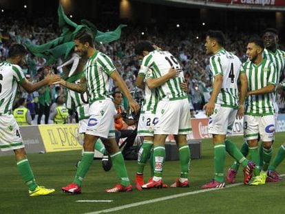 Los jugadores del Betis celebran el segundo gol de Rubén Castro.