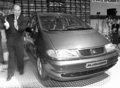 Seat aprovechó la moda de los monovolúmenes que imperaba en el mercado a mediados de los noventa para lanzar el Alhambra en 1996. La marca española ya estaba bajo el influjo de Volkswagen, la firma alemana que en 1986 se hizo con la mayoría del capital de Seat. Por eso, en esa época muchos de sus modelos se parecían a otros vehículos de Volkswagen. En este caso el Alhambra se asemejaba al Sharan.