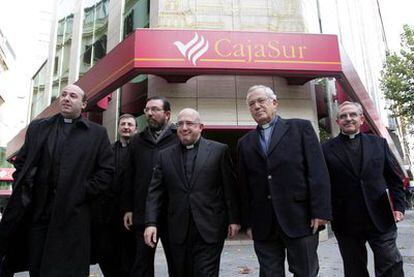 El ex presidente de Cajasur, Santiago Gómez Sierra, cuarto por la izquierda, con los otros canónigos presentes en el Consejo de Administración.