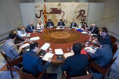 El presidente de la Generalitat, Carles Puigdemont (c), junto a todo el equipo de Gobierno.