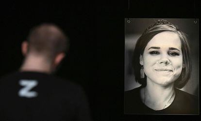 Un retrato de Daria Duguina expuesto en Moscú durante un acto de despedida tras el asesinato de la joven, en agosto.