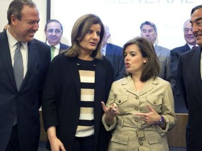 La vicepresidenta y la ministra de Empleo, con los presidentes de la CEOE y CEPYME.