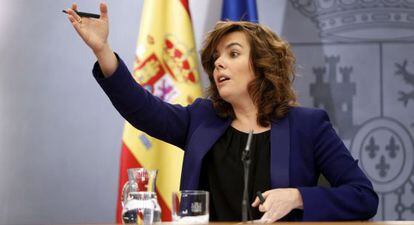 La vicepresidenta, Soraya S&aacute;enz de Santamar&iacute;a, tras el Consejo de Ministros.