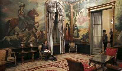 Uno de los salones del palacete de la calle Muntaner decorado con pinturas de Santasusagna, admirador de Goya.