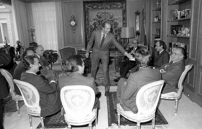 El rey Juan Carlos recibe a líderes de los partidos parlamentarios (Xabier Arzalluz, Manuel Fraga, Landelino Lavilla, Adolfo Suárez, Felipe González, Santiago Carrillo, Miquel Roca y Leopoldo Calvo Sotelo) en 1982.