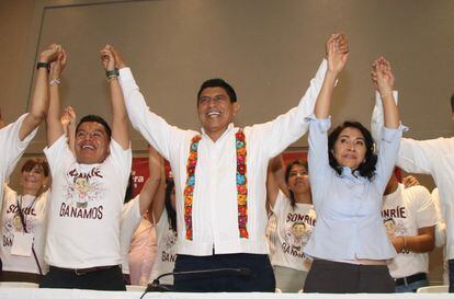 El candidato de Morena por Oaxaca, Salomón Jara, celebra su victoria.