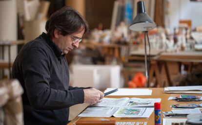 Ignasi Abalí en su estudio con material de uno de sus collages.