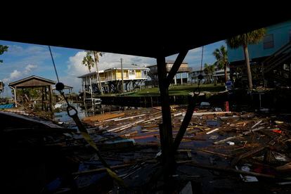 Escombros de viviendas flotaban en un canal de Horseshoe Beach (Florida), el jueves, un día después del paso del huracán 'Idalia'. 