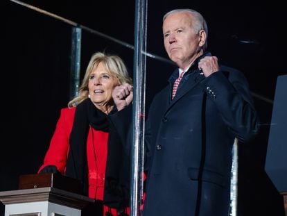 El presidente de EE UU, Jose Biden, y su esposa, Jill Biden, durante el encendido del Árbol Nacional de Navidad frente a la Casa Blanca, este jueves en Washington.