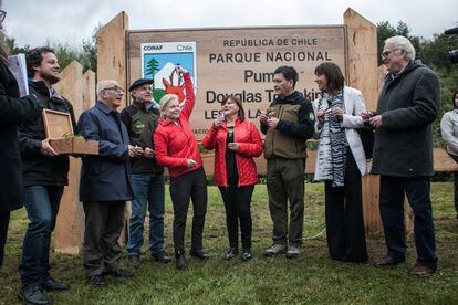 Kris Tompkins, con el brazo levantado, en el acto formal de donación de tierras a Chile.