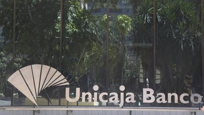 Una mujer pasa por delante de la sede central de Unicaja.