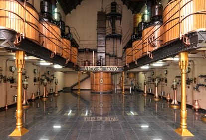 La zona de destilado de la fábrica de Anís del Mono en Badalona sigue operativa 150 años después de la fundación de la marca.