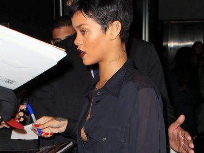 Rihanna, firmando autógrafos a su llegada al concierto de Jay-Z en Nueva York, el 3 de octubre, donde acudió junto a Chris Brown.