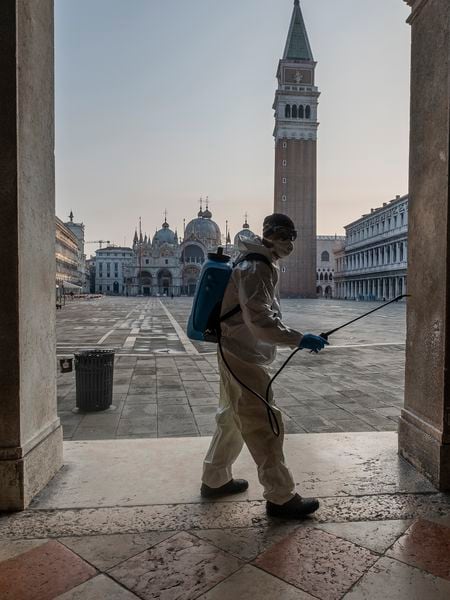 Un sanitario, en Venecia, Italia.