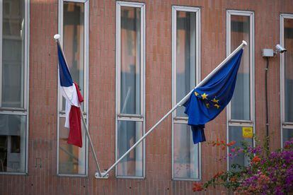 Fachada de Intitut Francais con las banderas francesa y europea a media asta.