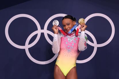 La brasileña Rebeca Andrade posa con sus dos medallas de oro y plata el 4 de agosto en Tokio.