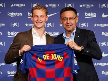 Bartomeu i De Jong, en la presentació del jugador holandès.