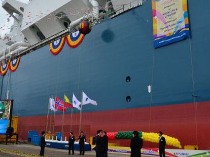 El buque 'Independence', que será clave en la seguridad energética de Lituania, en los astilleros de Corea del Sur donde fue construido.