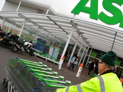 Un trabajador de Asda en Londres, Reino Unido.