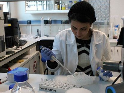 Una investigadora del CIAL explica los problemas de su laboratorio.