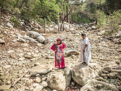 Janet y Norka, activistas de Fuerza de Mujeres Wayúu, posan en un río seco cercano a una multinacional minera que actúa en La Guajira, al norte de Colombia.