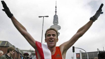 Julio Rey, tras ganar el marat&oacute;n de Hamburgo en 2006, donde bati&oacute; el r&eacute;cord de Espa&ntilde;a.