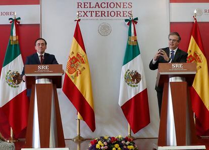 ministro español de Asuntos Exteriores, José Manuel Albares, a la izquierda,  y el canciller mexicano, Marcelo Ebrard, durante la rueda de prensa que ofrecieron el jueves enCiudad de México.