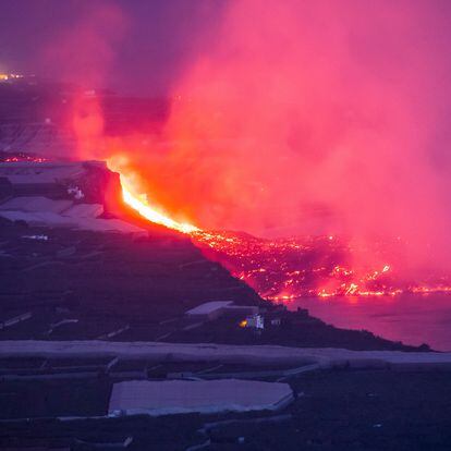 DVD 1074 (29-09-21) Delta formado por la lava saliendo al mar en la costa de Tazacorte, en La Palma. Foto Samuel Sánchez
