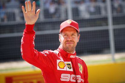 El piloto alemán Sebastian Vettel ha anunciado este martes que abandona Ferrari. Su renuncia abre las puertas de la mítica escudería al español Carlos Sáinz, uno de los mejor colocados para coger ese volante tras su buena temporada.