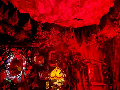 Una zona del techo de la coctelería secreta La Santoría, en el barrio de las Letras (Madrid)