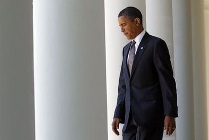 Barack Obama sale de la Casa Blanca y se dirige a hacer una declaración pública, ayer en Washington.