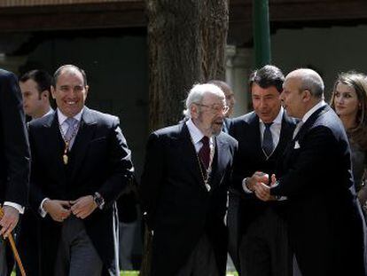 José Manuel Caballero Bonald conversa con el ministro de Educación Ignacion Wert en la celebración del premio Cercantes 2012.