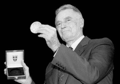 Charlton Heston muestra la medalla de oro de la ciudad de Viena, que ha recibido del alcalde de la ciudad, el 29 de abril de 1995.